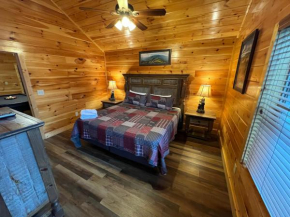PF Plunge 4 Bedroom Cabin Private Indoor Pool Game Room Hot Tub Prime Location